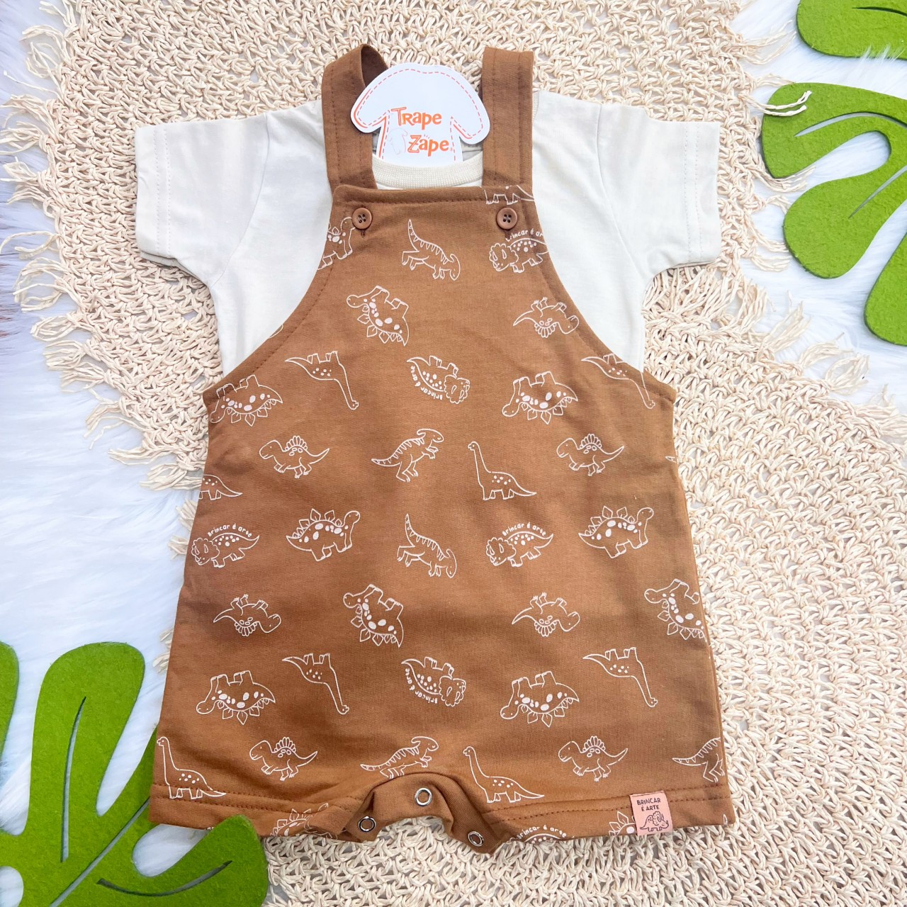 Conj. Camiseta e Jardineira em Moletinho Dinos - Areia e Marrom